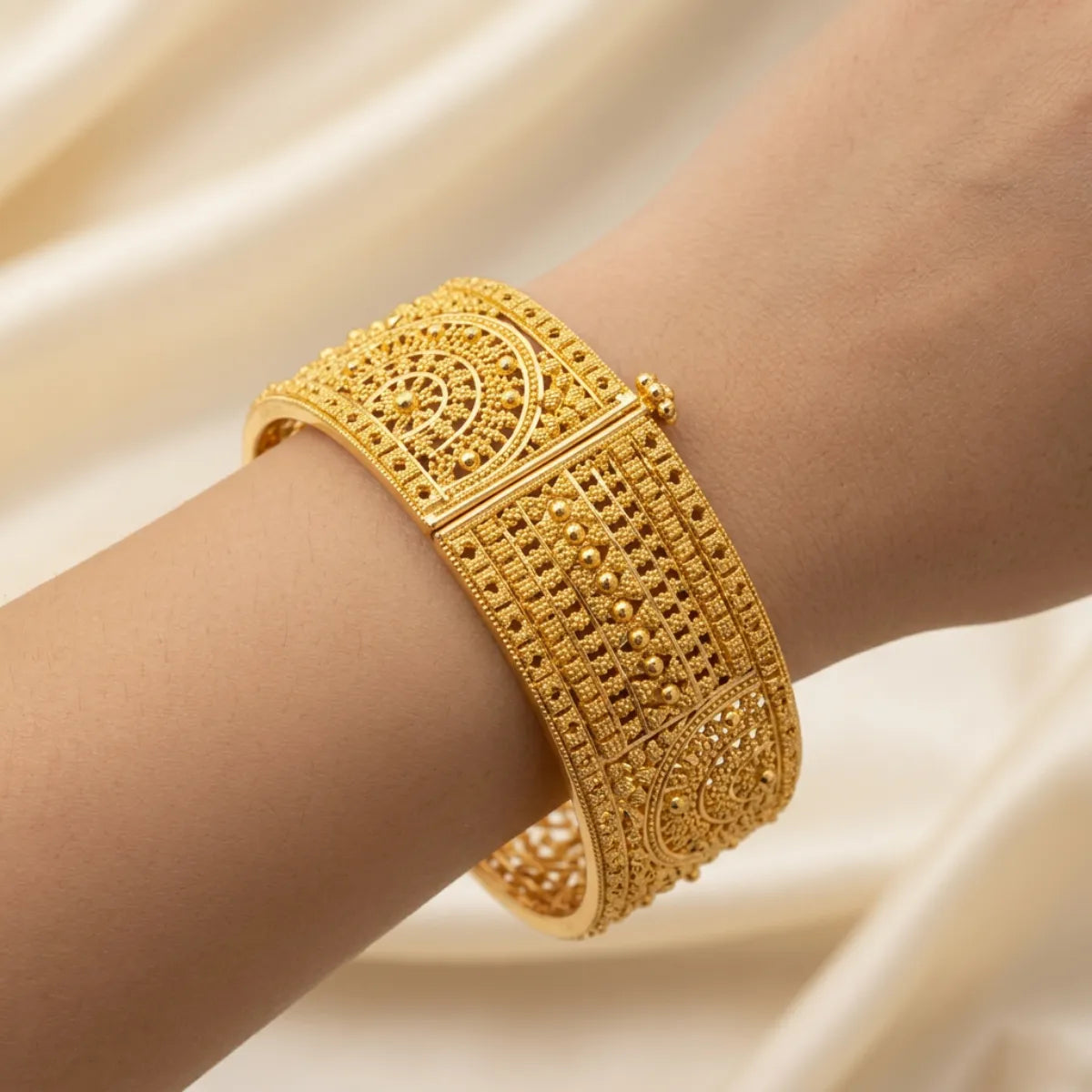 22K Yellow Gold Screw Bangle with Intricate Detailing